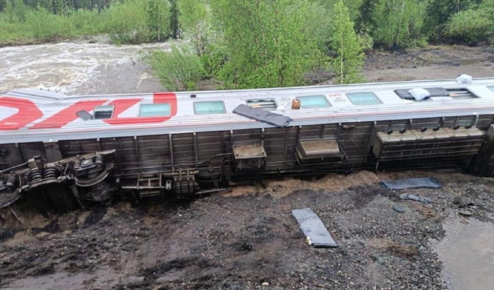 Rusya’da yolcu treni raydan çıktı: 50 yaralı