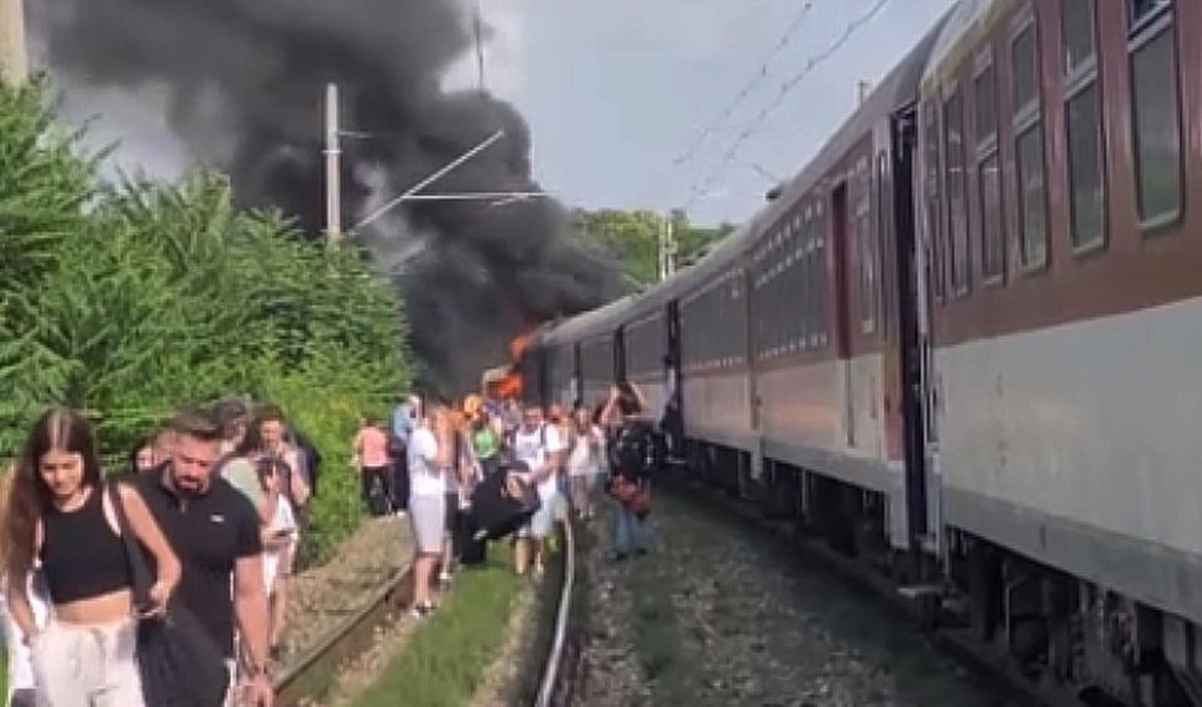 Otobüsle yolcu treninin çarpıştığı kazada 5 kişi hayatını kaybetti