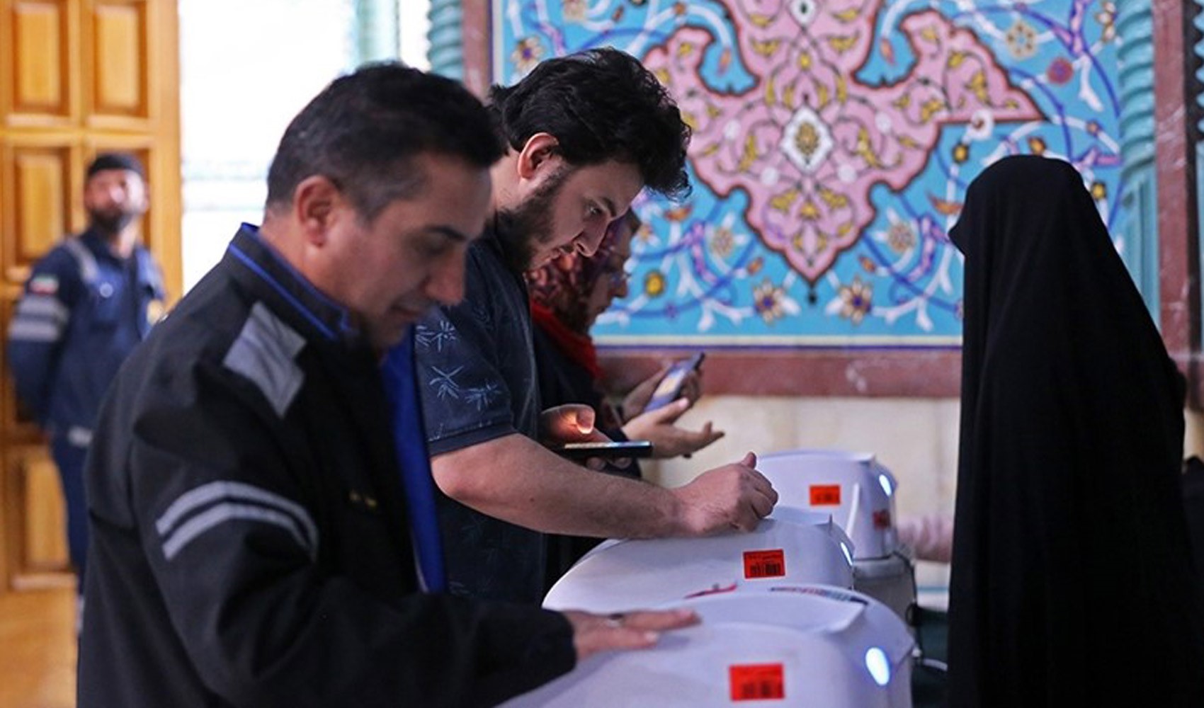 İran’da cumhurbaşkanlığı seçimlerinde oy verme işlemi uzatıldı