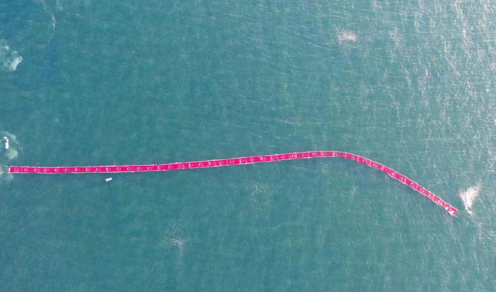 Deniz yüzeyinde 1 kilometre uzunluğunda Türk bayrağı açıldı
