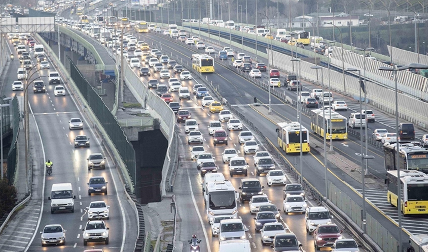 İBB verileri paylaştı: Trafik yoğunluğu yüzde 65'e ulaştı