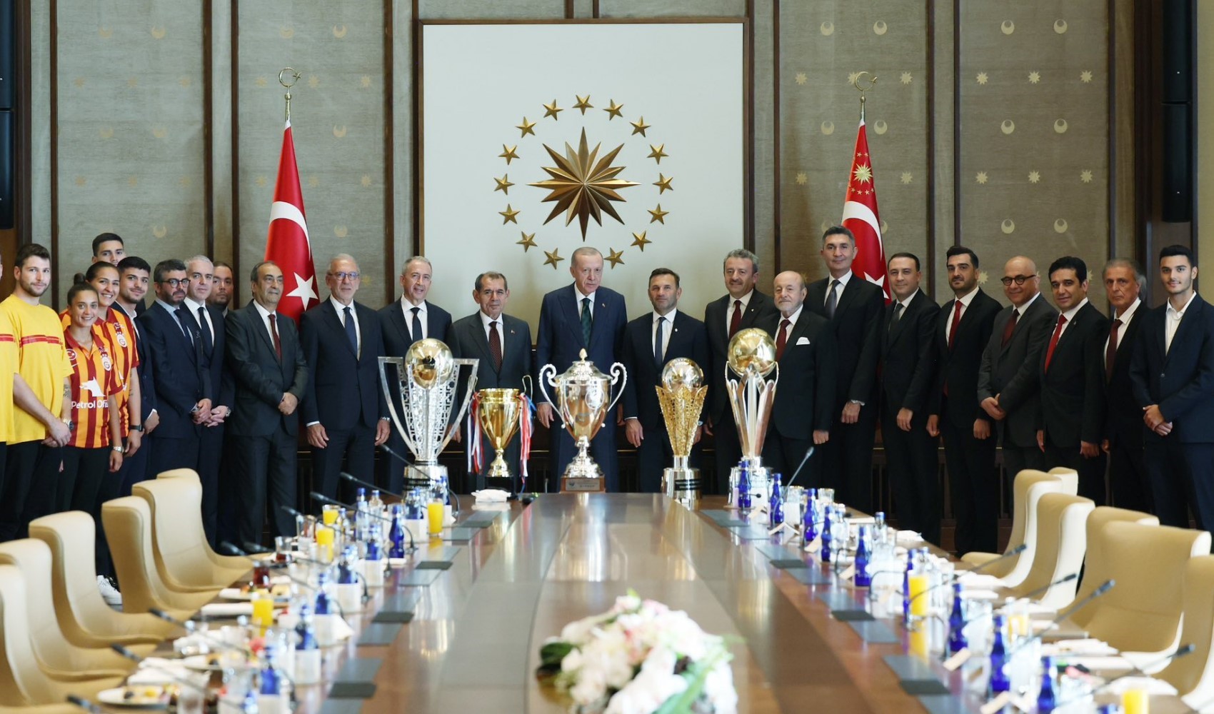 Cumhurbaşkanı Erdoğan, Galatasaray yönetimini Beştepe'de ağırladı