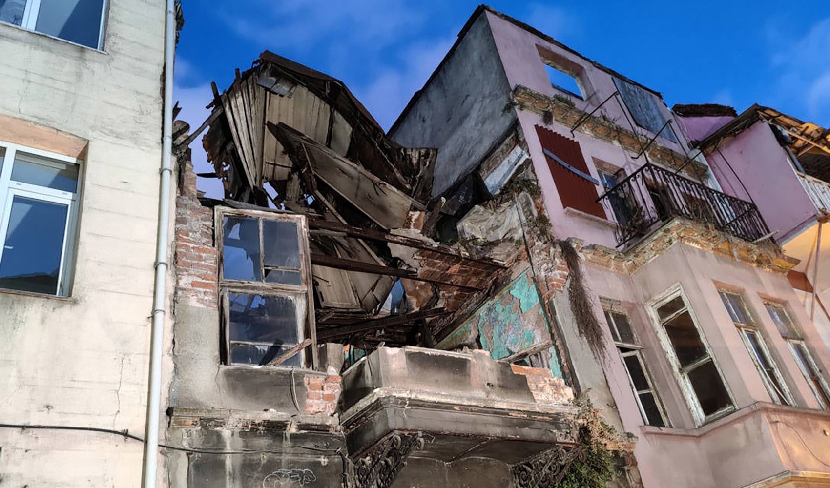 İstanbul Fatih'te tarihi bina çöktü