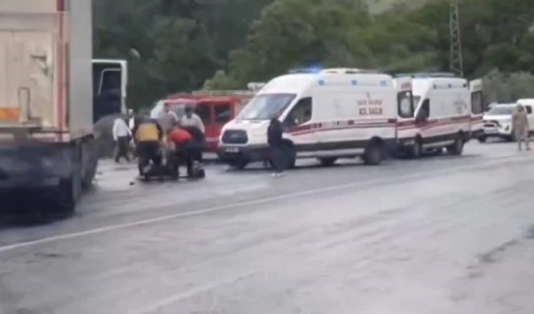 Yolcu otobüsü tırla çarpıştı: 2 ölü, 4’ü ağır 30 yaralı