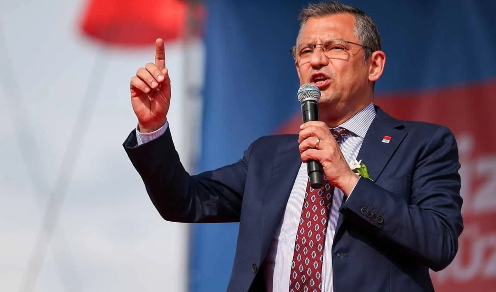 Il leader del CHP Özel risponde a Erdoğan: 'Si faccia rispondere da chiunque stia prendendo di mira'