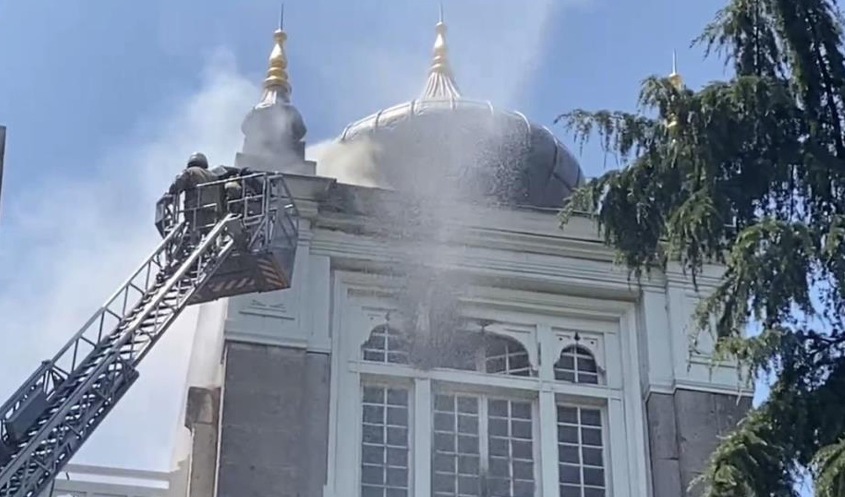 Tarihi Sağlık Bilimleri Üniversitesi çatısında yangın çıktı: Kubbesi çöktü