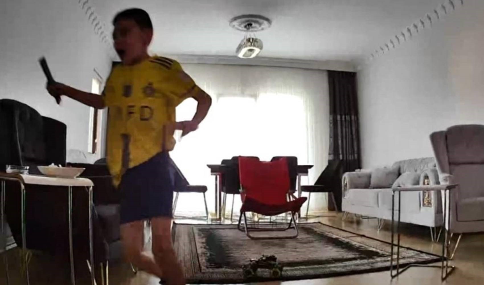 I momenti di terrore di un bambino sorpreso da solo dal terremoto ad Afyonkarahisar ripresi dalle telecamere di sicurezza