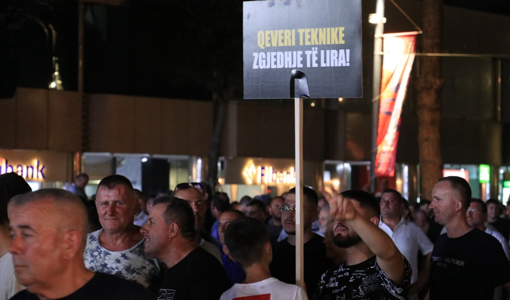 Arnavutluk'ta hükümet karşıtı protesto düzenlendi: Belediye Binası ateşe verildi