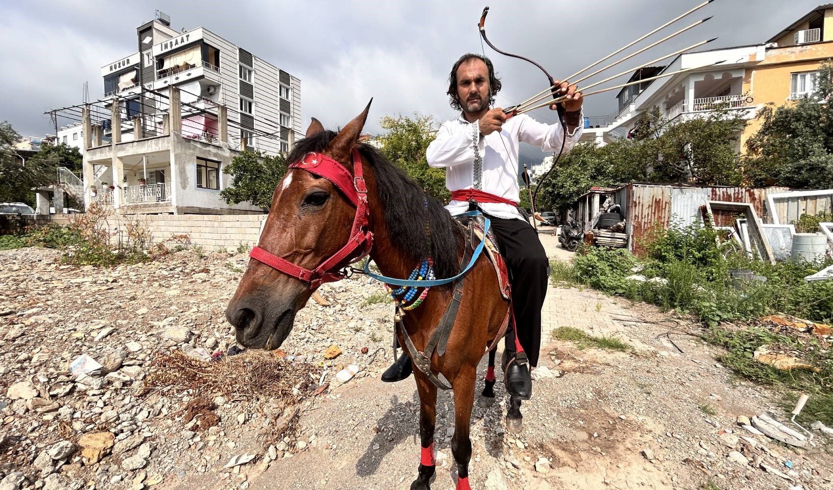 Sadece kurdu eksik: Hataylı Kara Murat nostalji yaşatıyor