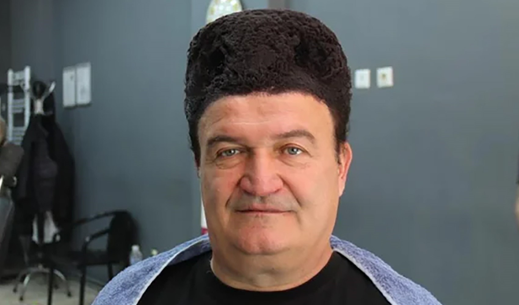 Si modella i capelli a forma di colbacco: 1 ora al giorno davanti allo specchio