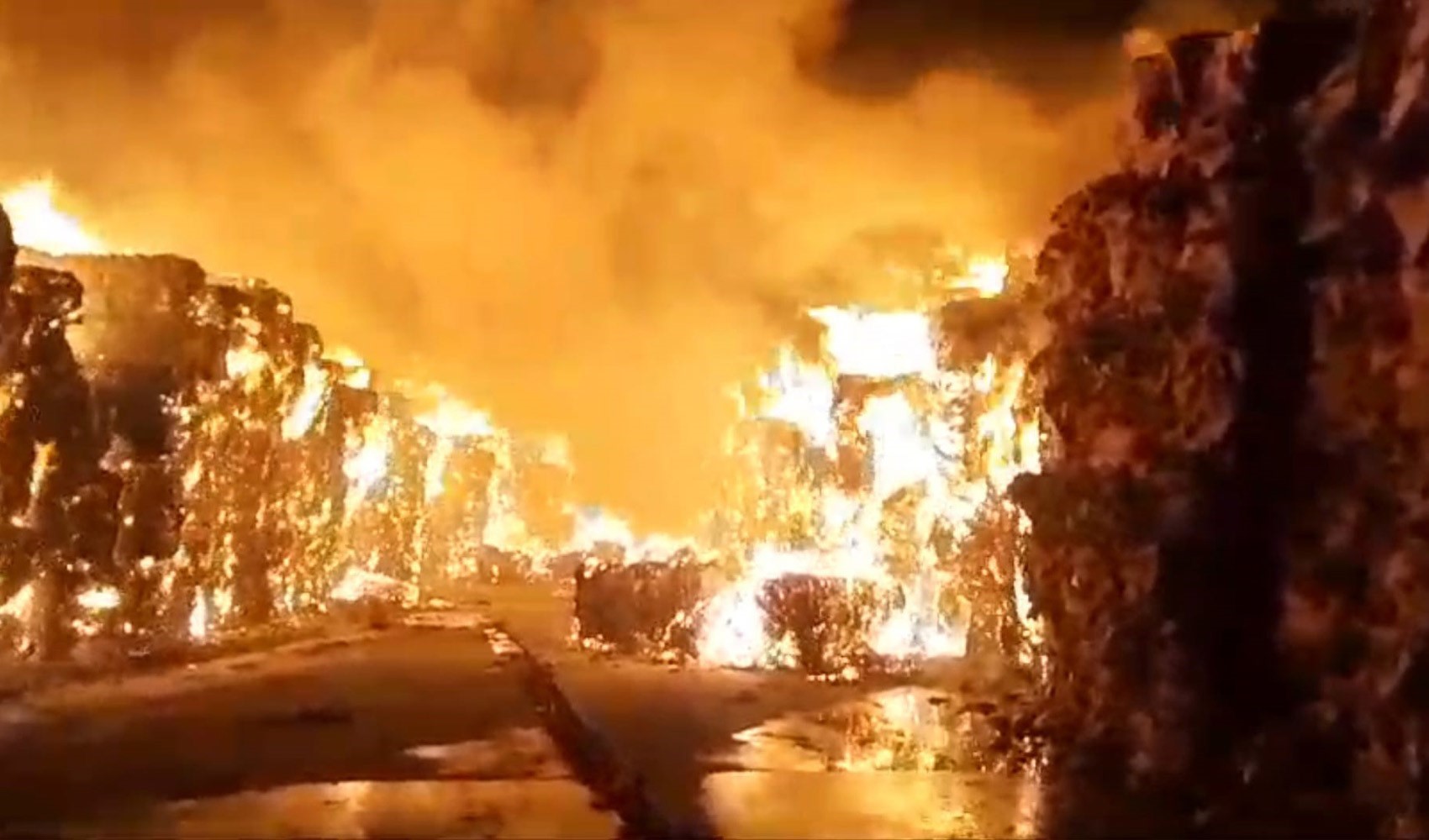 Kipaş Kağıt Fabrikası’ndaki yangın yeniden kontrolden çıktı
