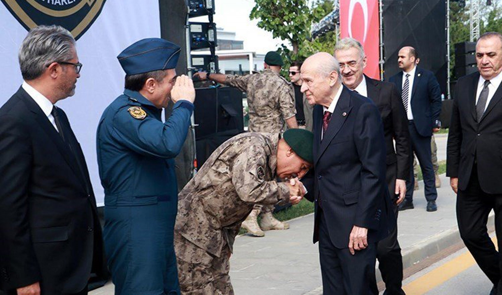 Bahçeli’den Gölbaşı ziyareti: Özel Harekat Başkanı elini öptü