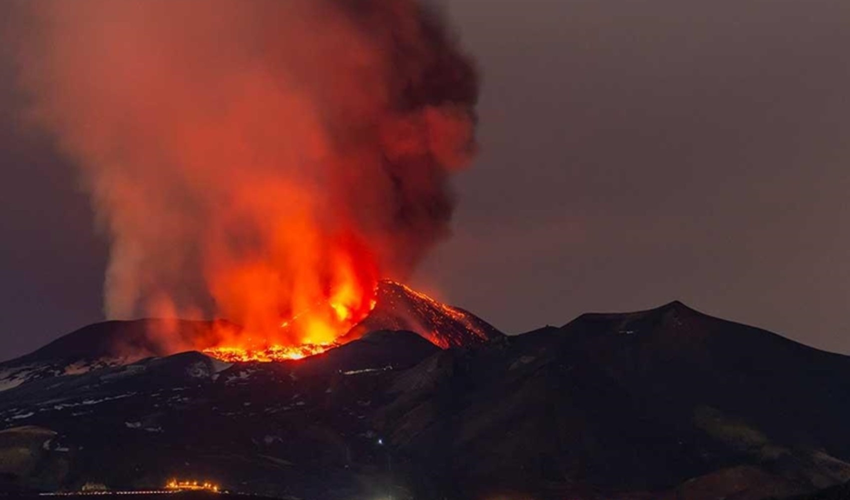 Avrupa'nın en aktif yanardağı Etna yeniden uyandı