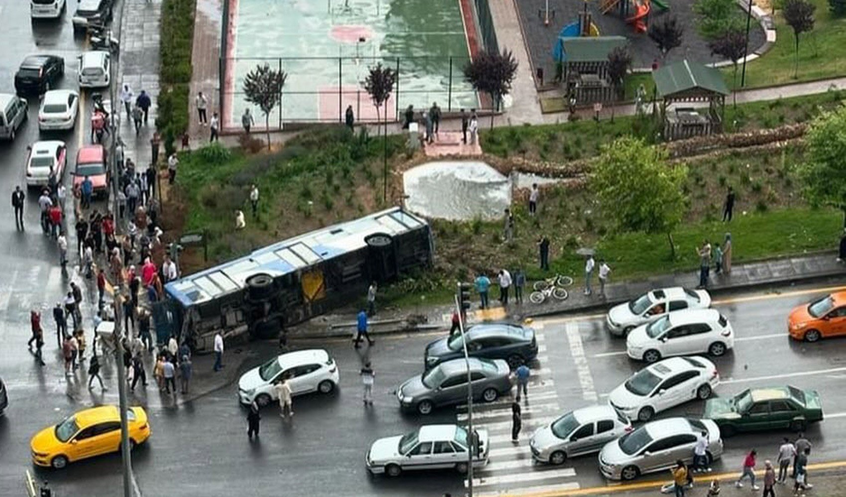 Ankara'da belediye otobüsü devrildi