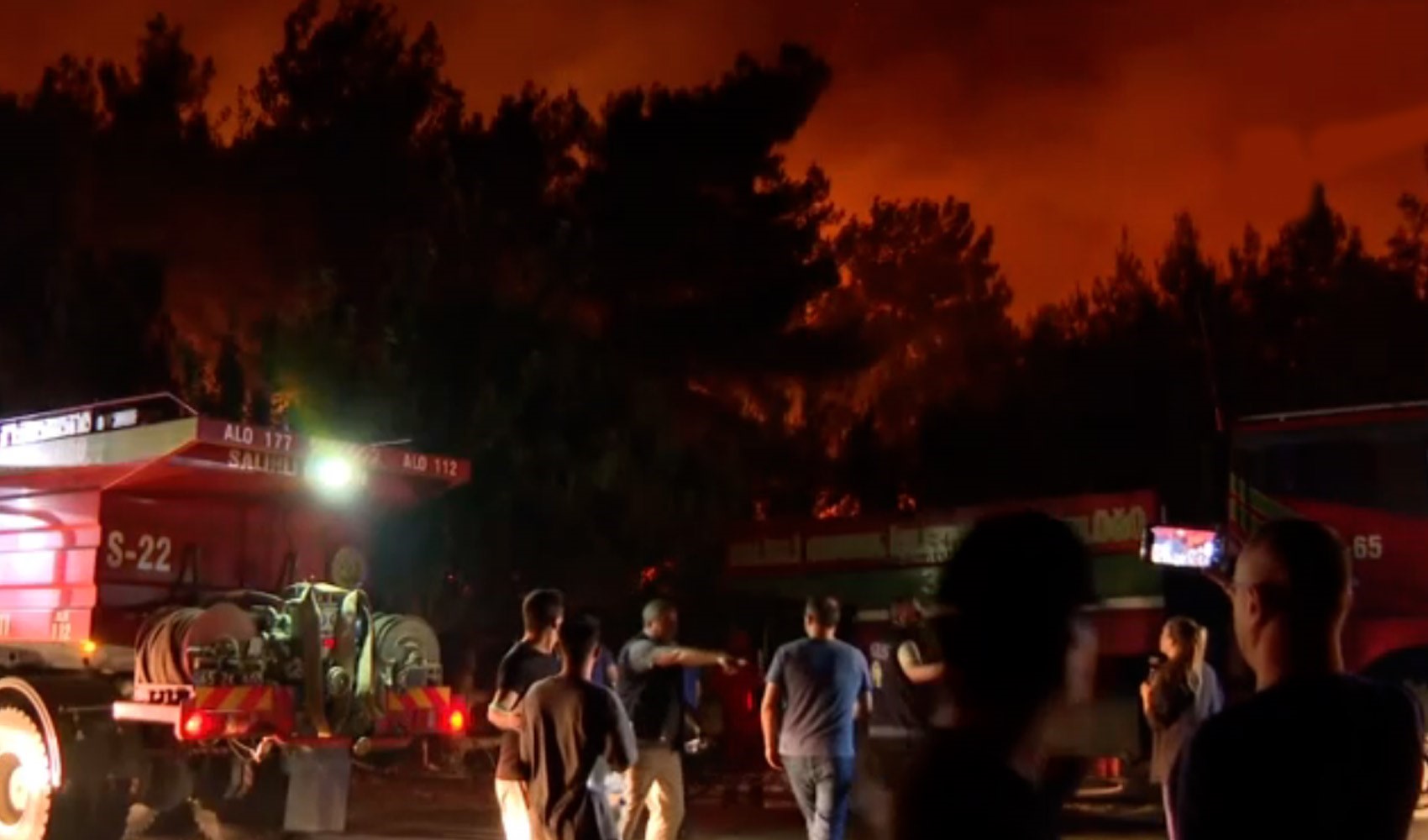 İzmir'deki orman yangını saatlerdir devam ediyor