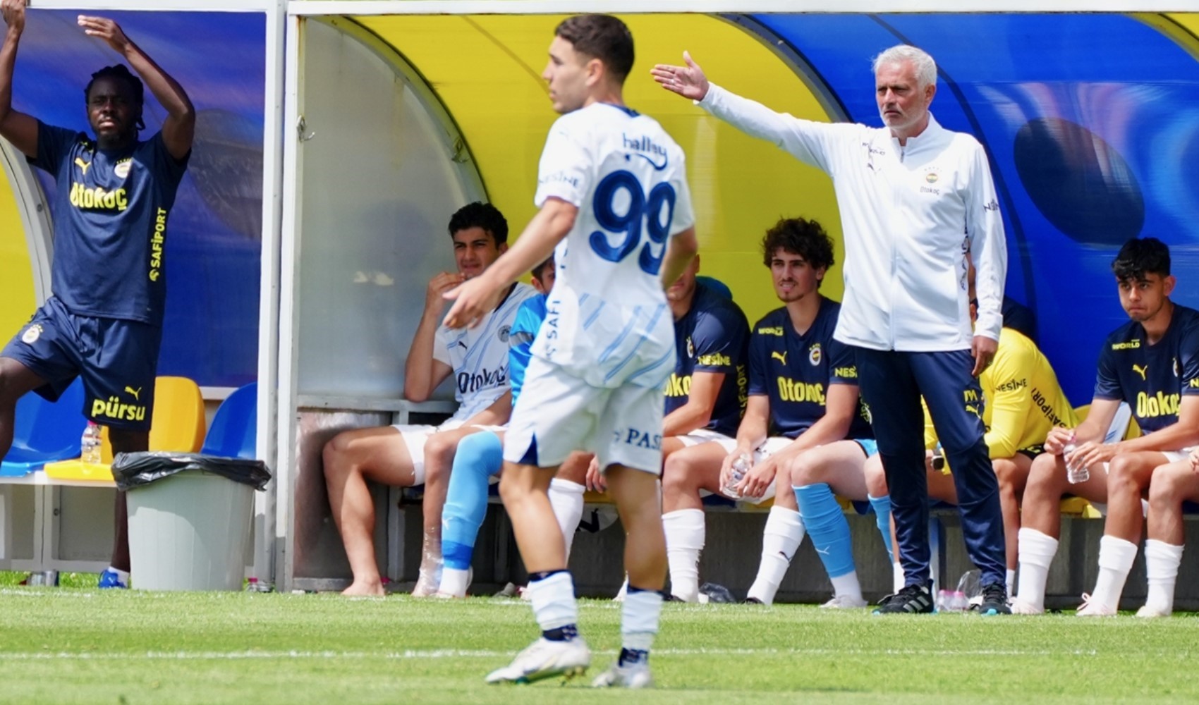 Frecciata di Jose Mourinho alle rivali: 'Spero che possano pagare'