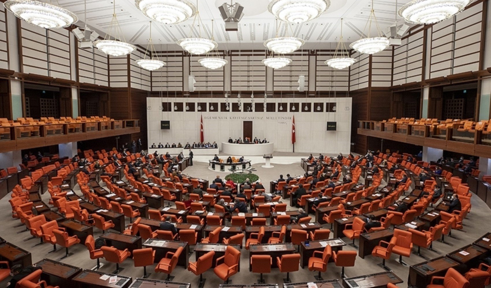 AKP'nin meclisteki vekil sayısı düştü