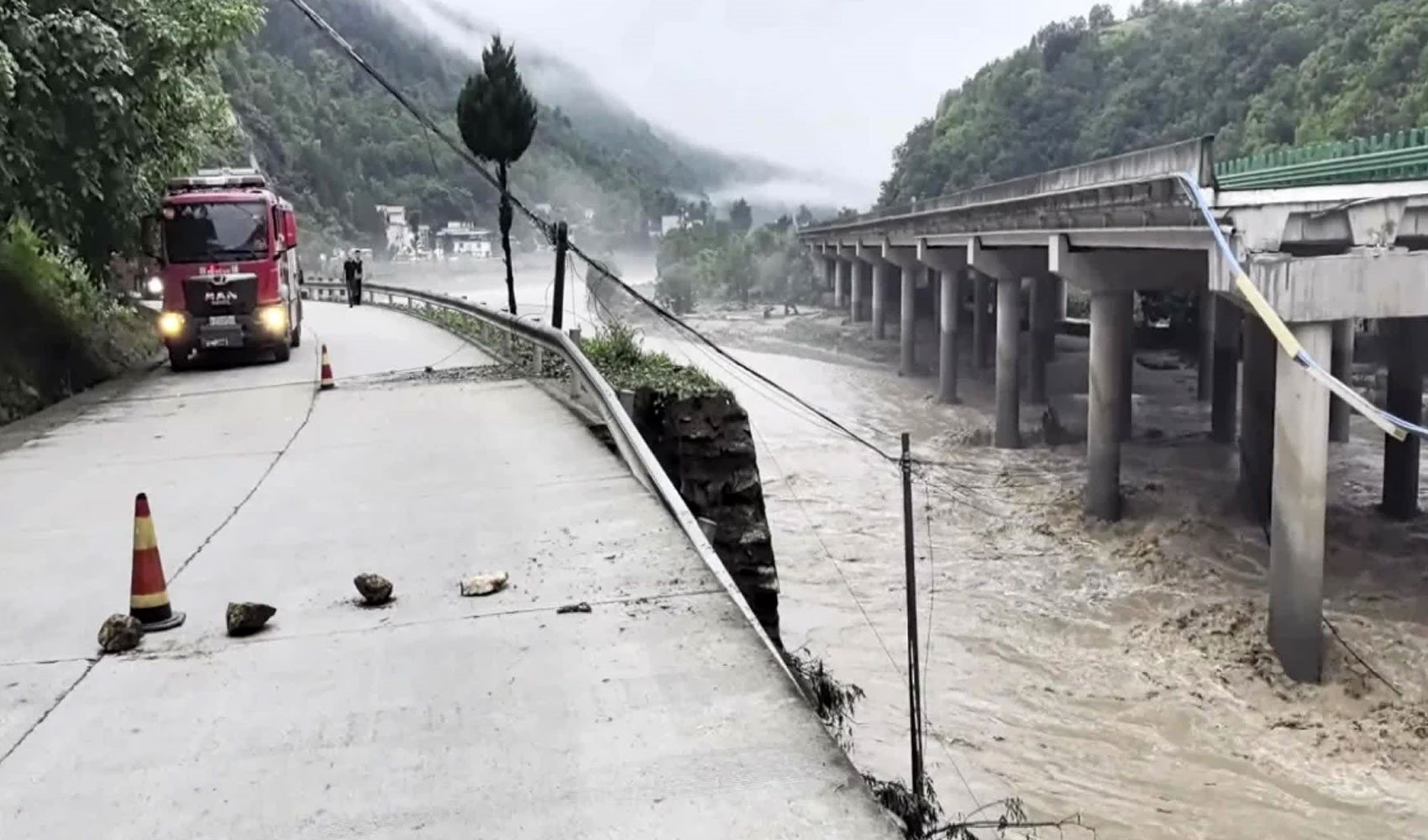 Cina, forti piogge fanno crollare un ponte: veicoli finiti in acqua, 12 morti e 31 dispersi