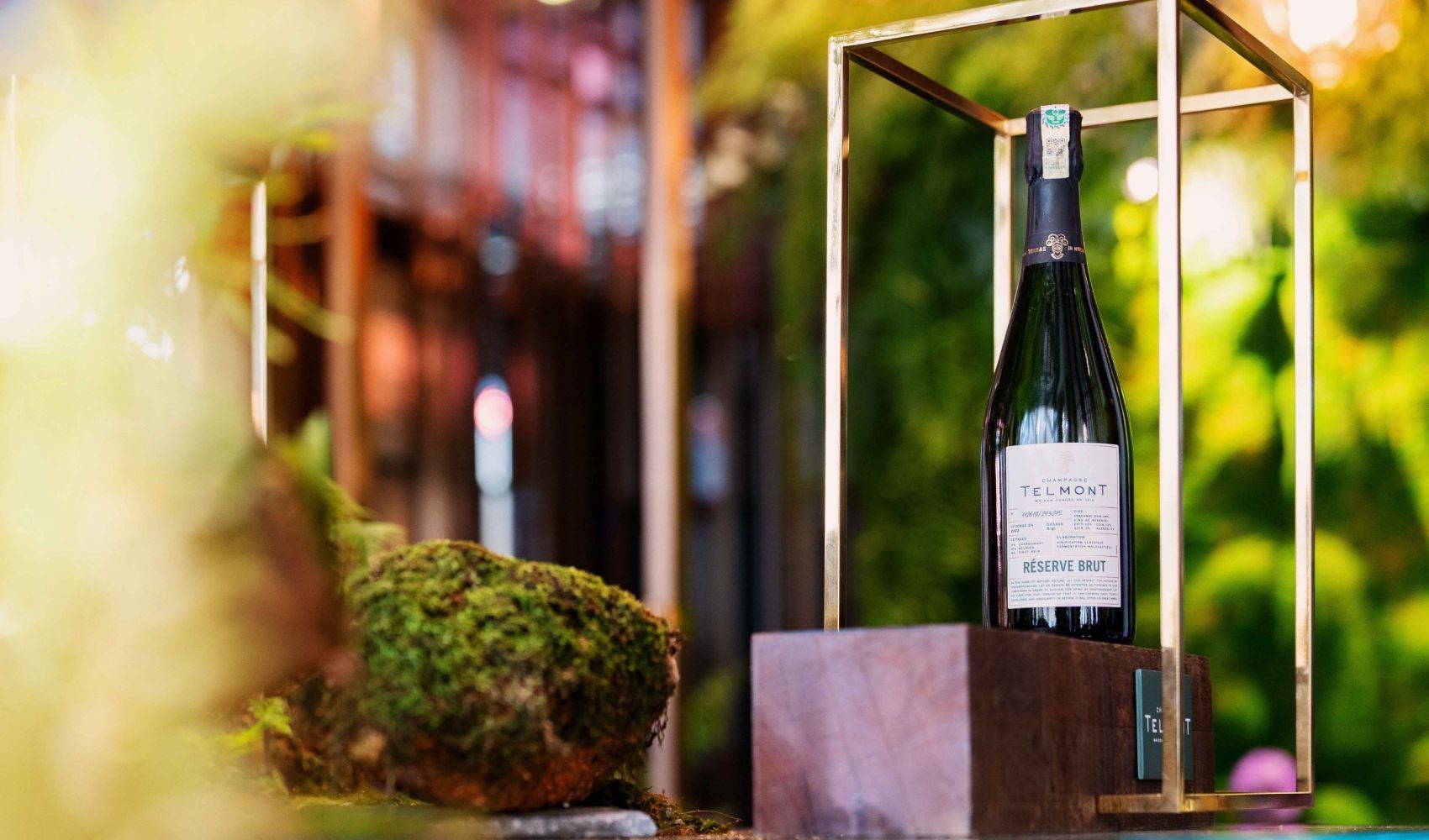 L'aumento vertiginoso dei prezzi del vetro colpisce le bottiglie di champagne: ora sono più leggere
