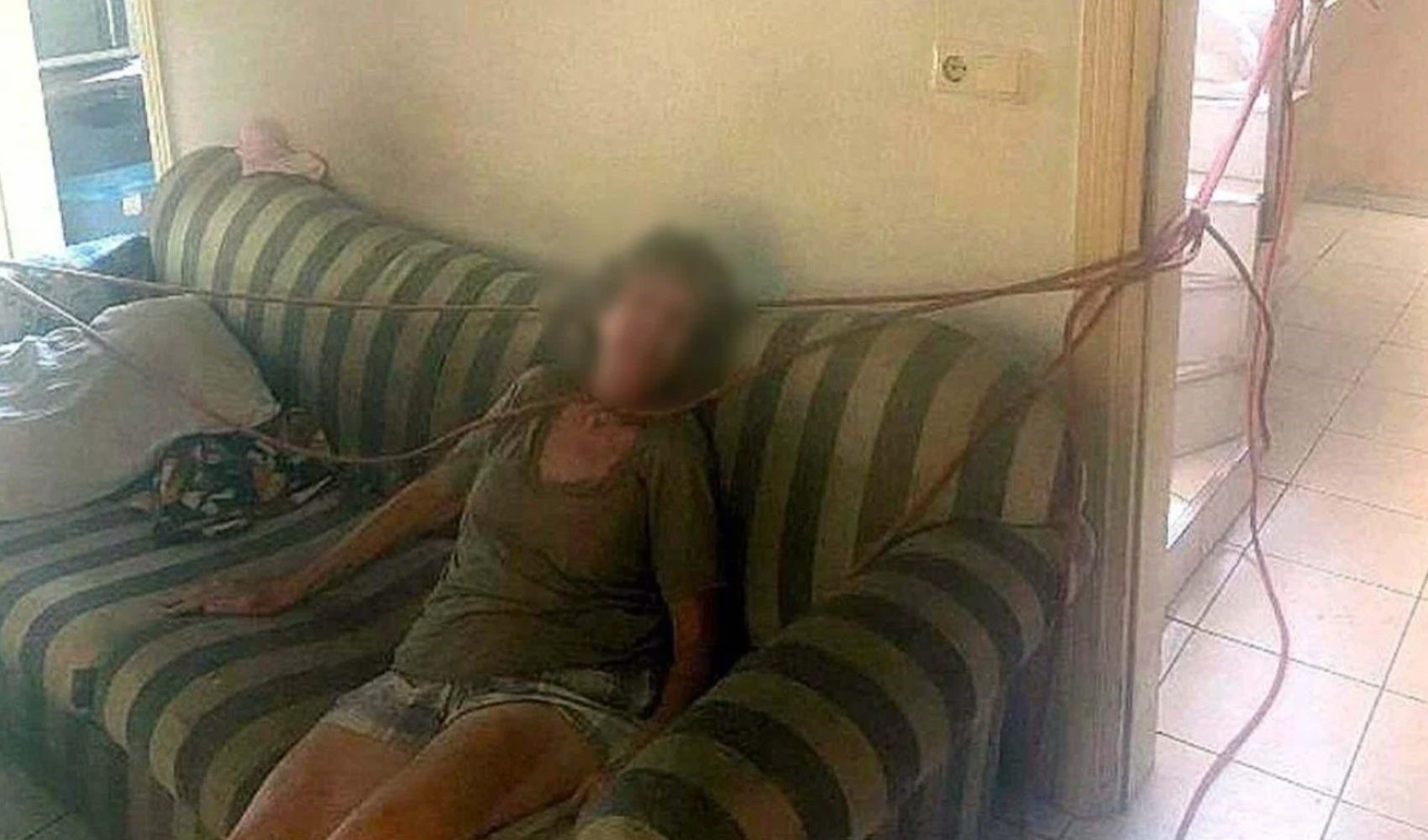 Aveva legato la moglie per il collo e i piedi picchiandola: 'Ho acceso una sigaretta e ho guardato mentre soffriva'