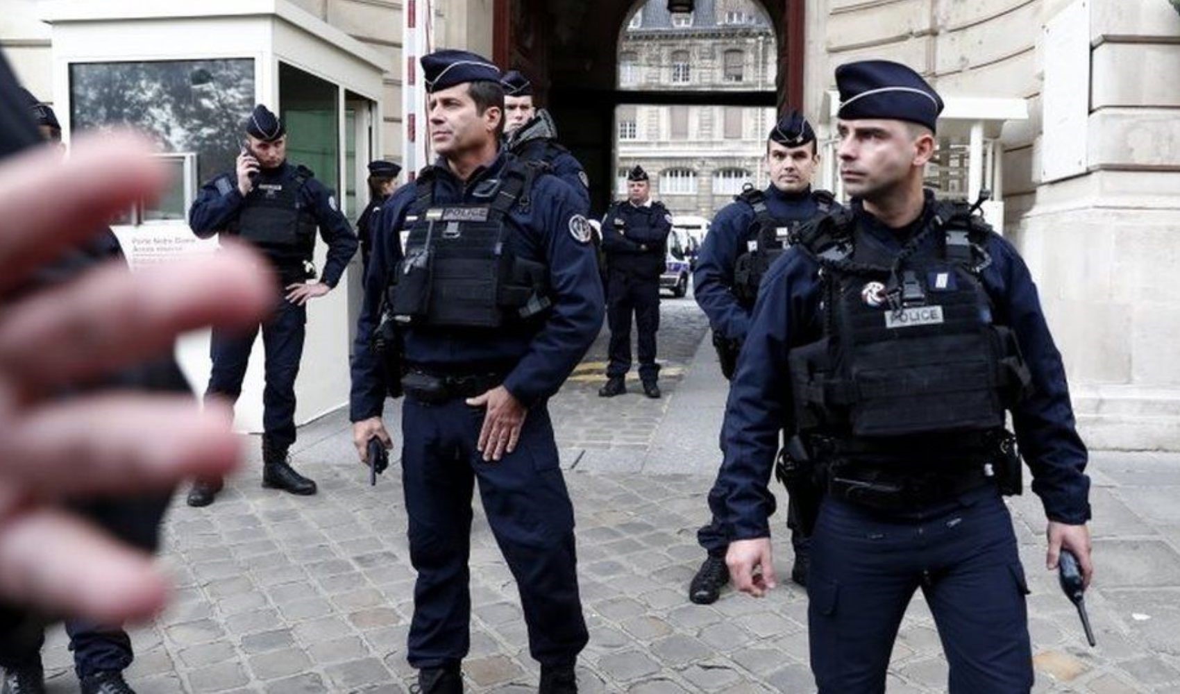 La polizia indaga: caso di violenza sessuale di gruppo contro una donna a Parigi