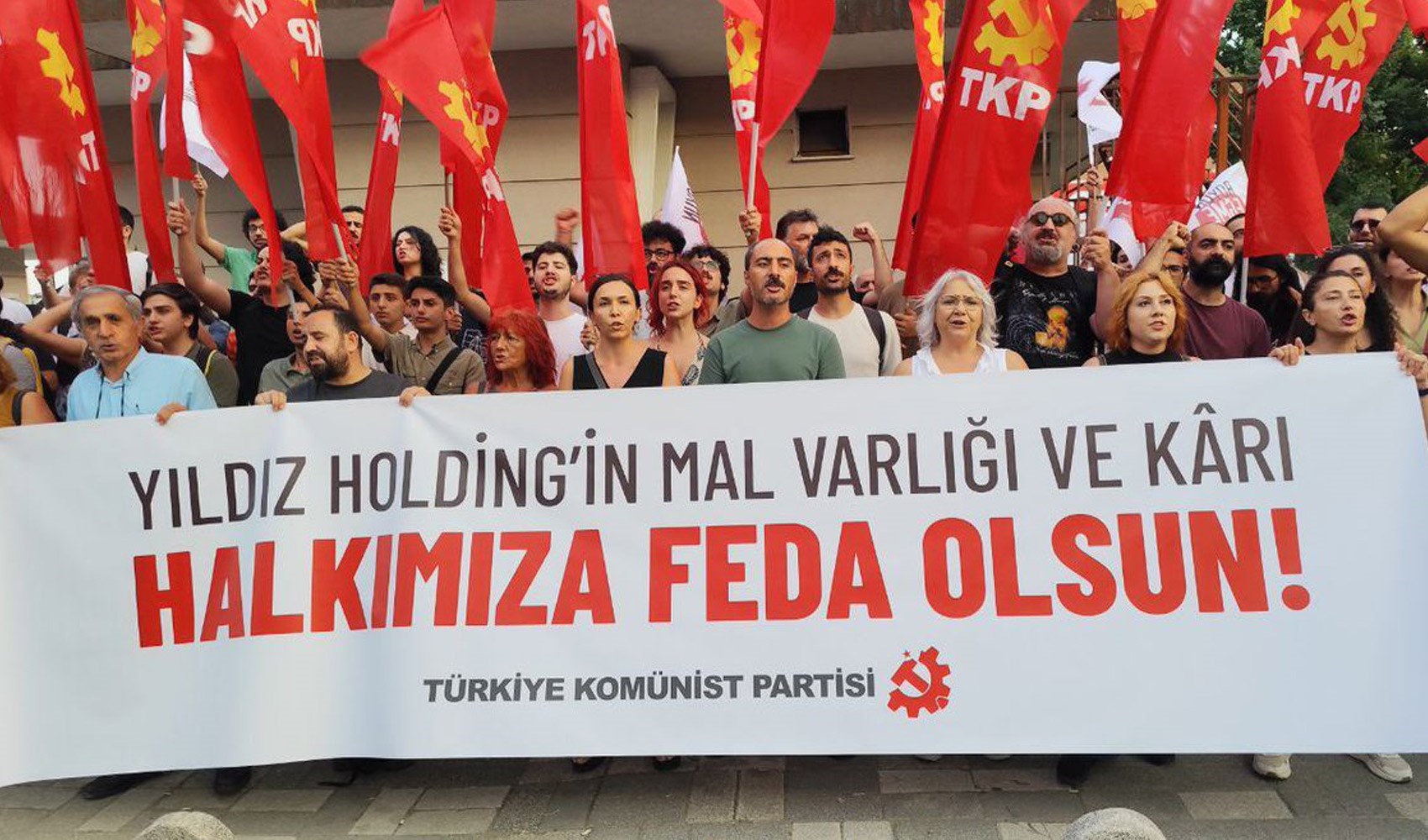 TKP'liler Yıldız Holding önünde toplandı