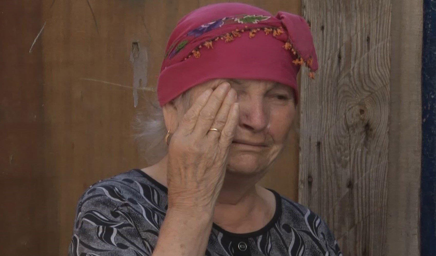 Bayrampaşa'da çöken balkon, yaşlı kadını gözyaşlarına boğdu