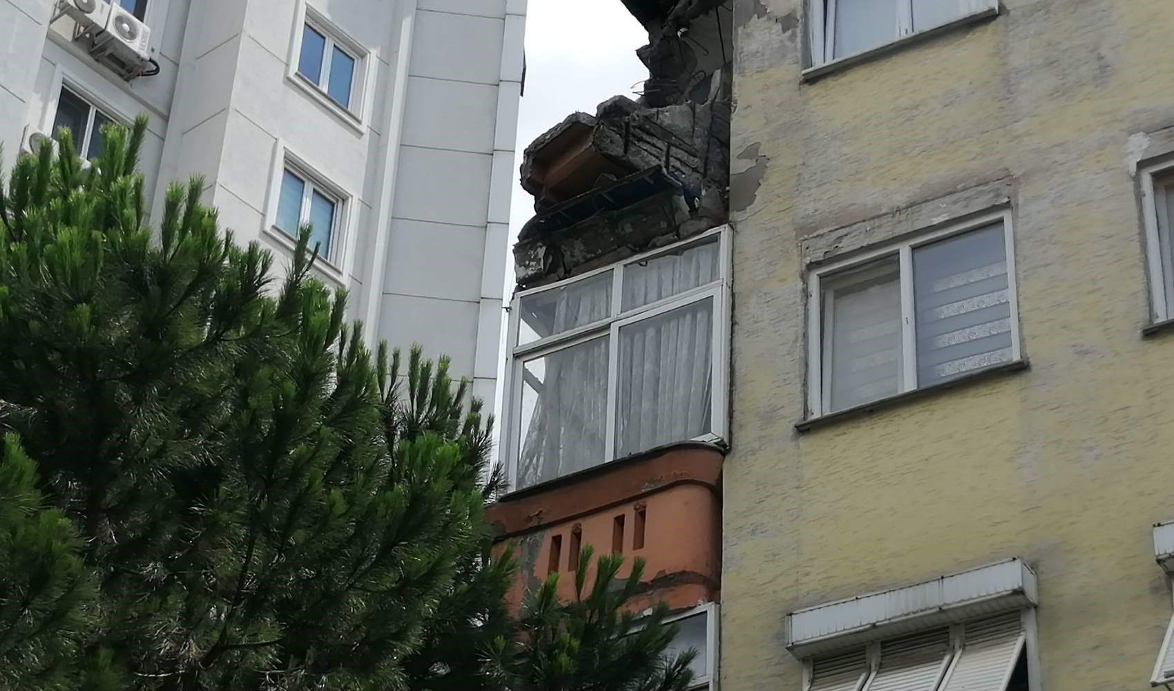 Bahçelievler, Yenibosna'nın ardından şimdi de Kartal... 4 katlı binada balkon çöktü