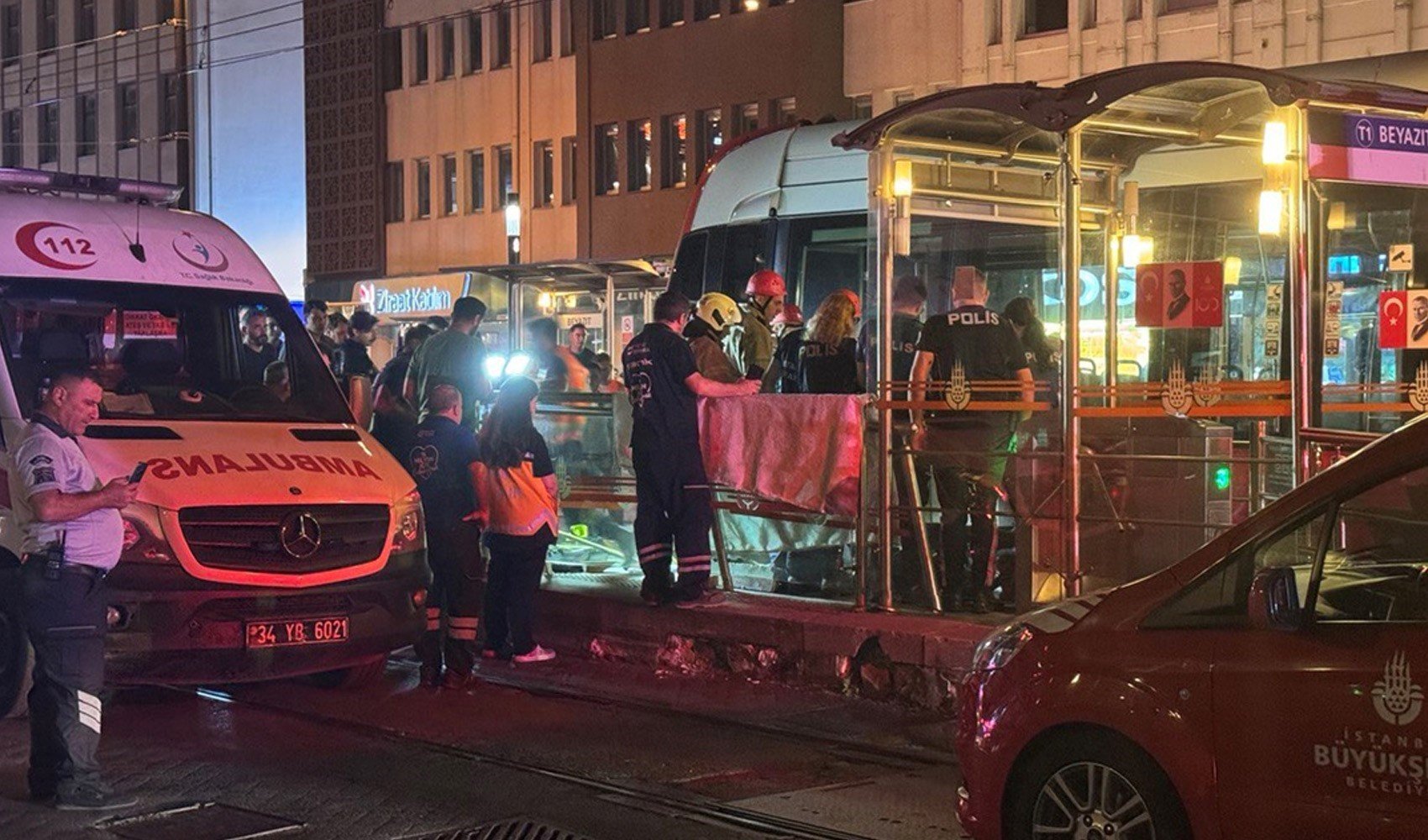 İstanbul'da tramvayın altında kalan kişi hayatını kaybetti