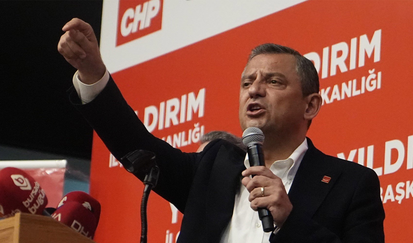 CHP Genel Başkanı Özel partisinin anketlerde kaç puan önde olduğunu açıkladı