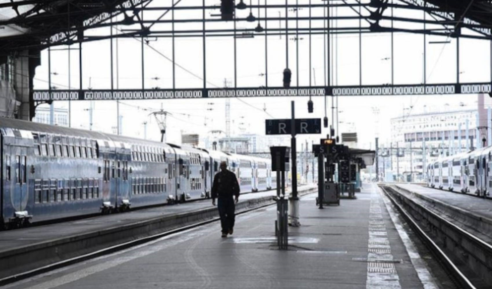 Valigia dimenticata in stazione causa il panico: stazione evacuata