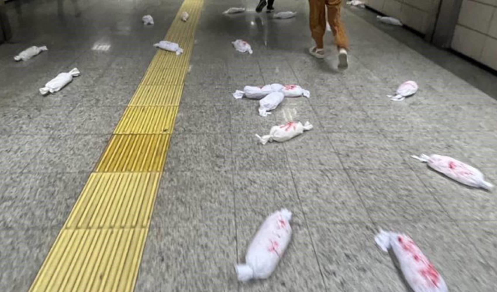 Protesta contro Israele al Marmaray con sudari insanguinati