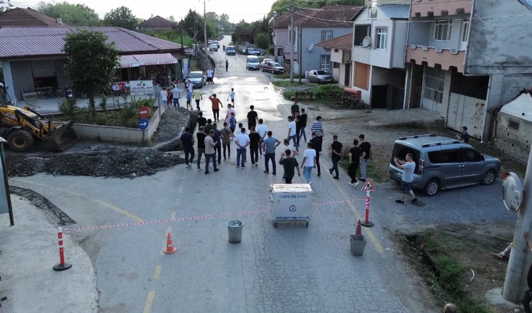 Düzce'de doğalgaz için yol kapatıldı