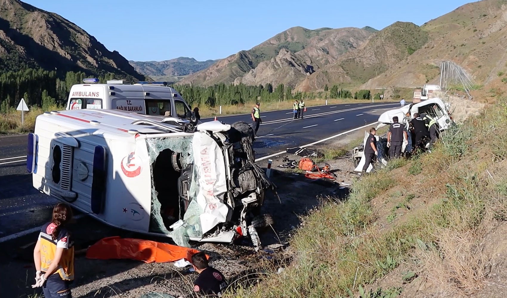 Erzurum’da feci kaza: Ambulans ile otomobil çarpıştı! 4 ölü 1 ağır yaralı