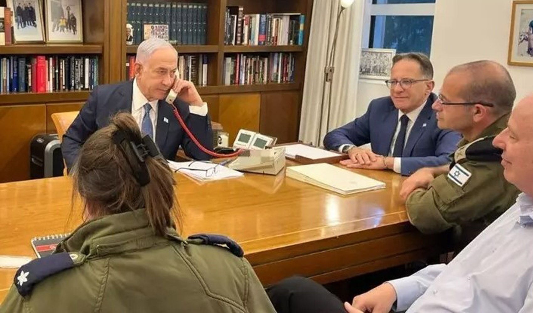 Netanyahu'nun ofisinden 'kırmızı kablolu telefon' paylaşımı