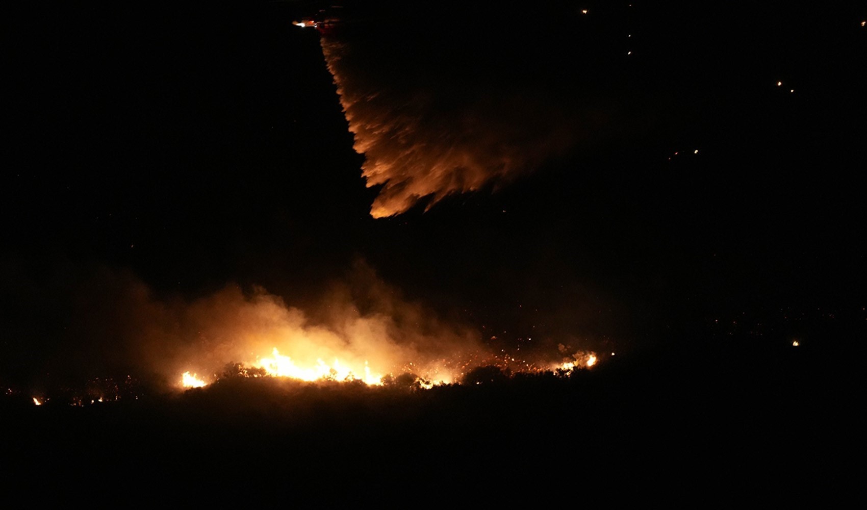 İzmir, Urla'daki yangına müdahale sürüyor