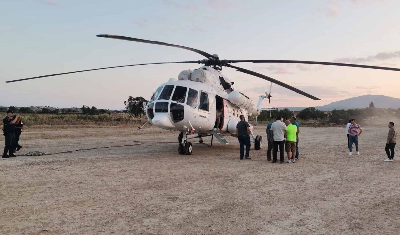 Yangın söndürme çalışmalarına desteğe gelen helikopterden zorunlu iniş