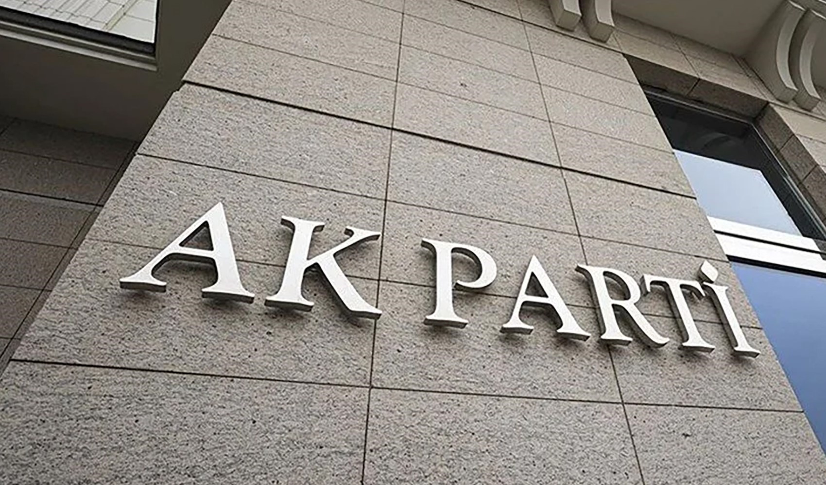 'AKP'li vekil makam odasını boşaltmıyor'