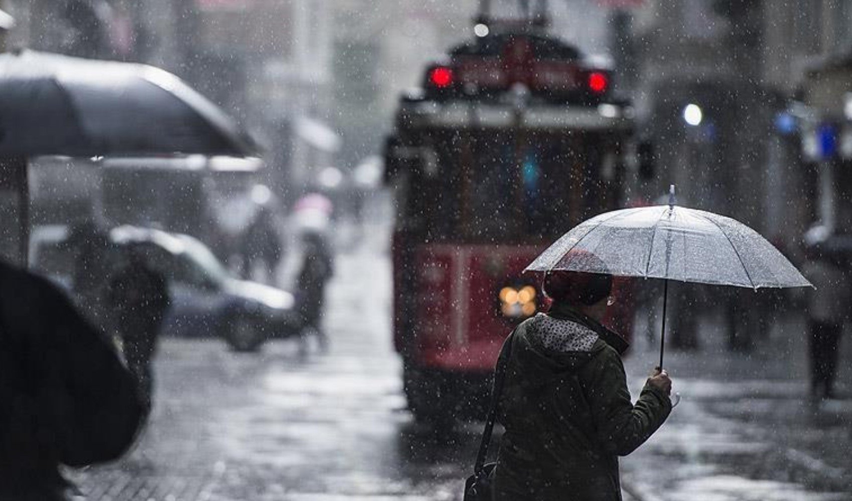İstanbul'da gök gürültülü sağanak yağış etkili olmaya başladı