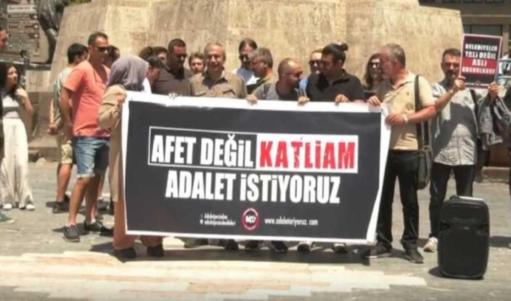 Adalet nöbetini sürdüren depremzede: Dalga geçiyorlar