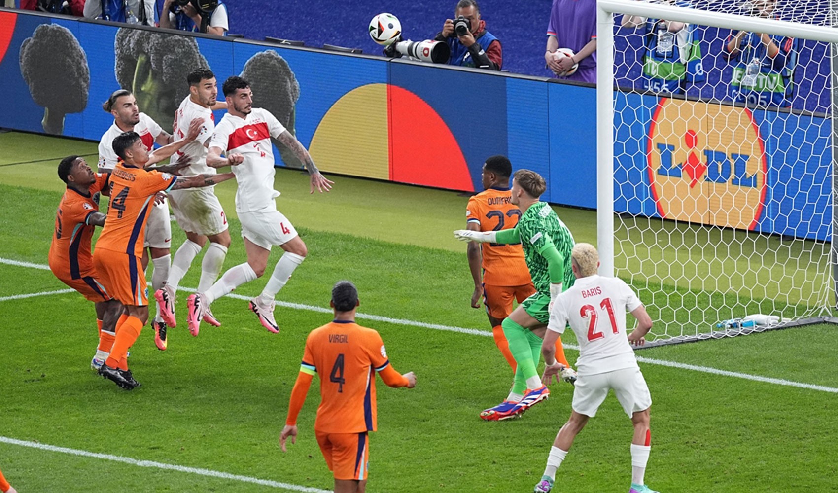 Türkiye-Hollanda maçı Avrupa basınında geniş yer buldu: 3 futbolcumuza övgüler yağdırdılar