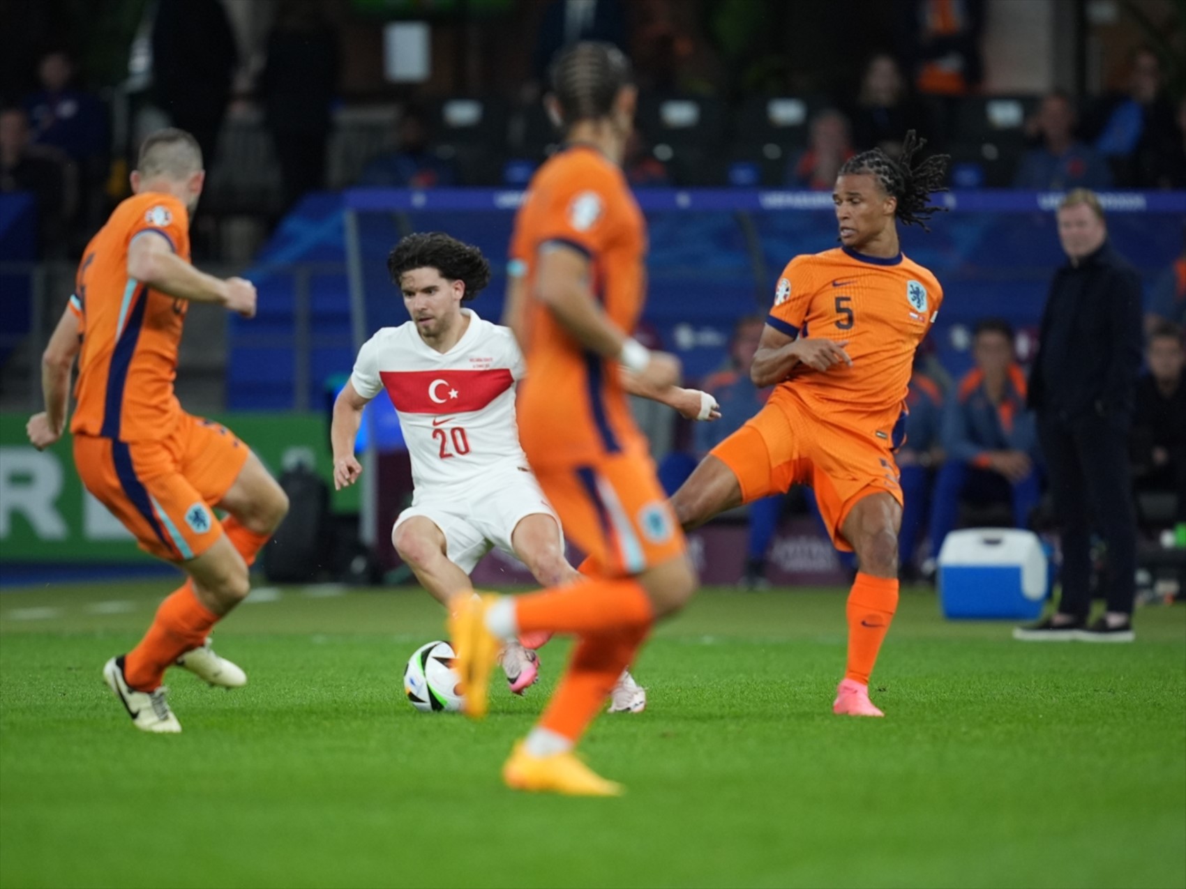 Türkiye-Hollanda maçı Avrupa basınında geniş yer buldu: 3 futbolcumuza övgüler yağdırdılar