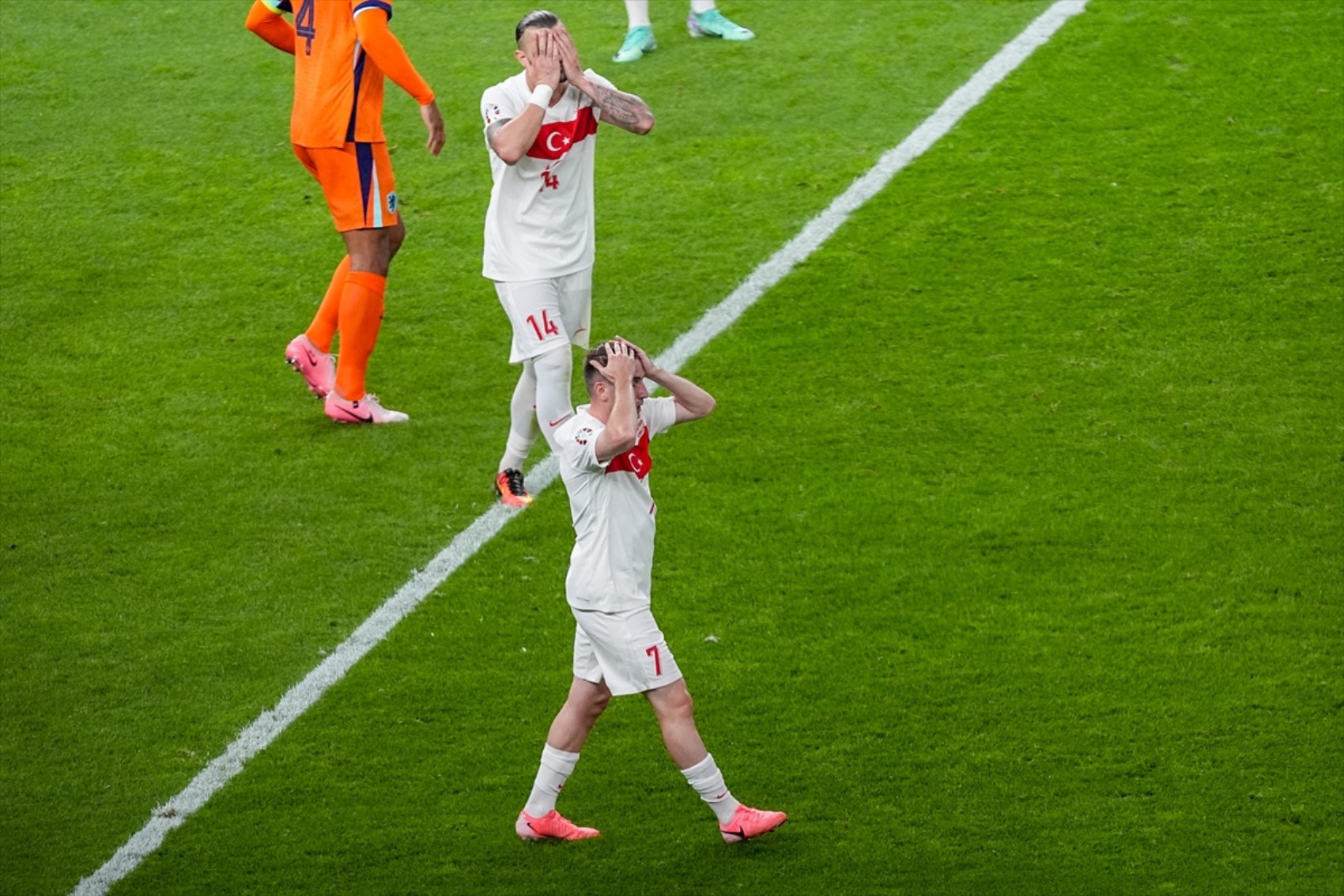 Türkiye-Hollanda maçı Avrupa basınında geniş yer buldu: 3 futbolcumuza övgüler yağdırdılar