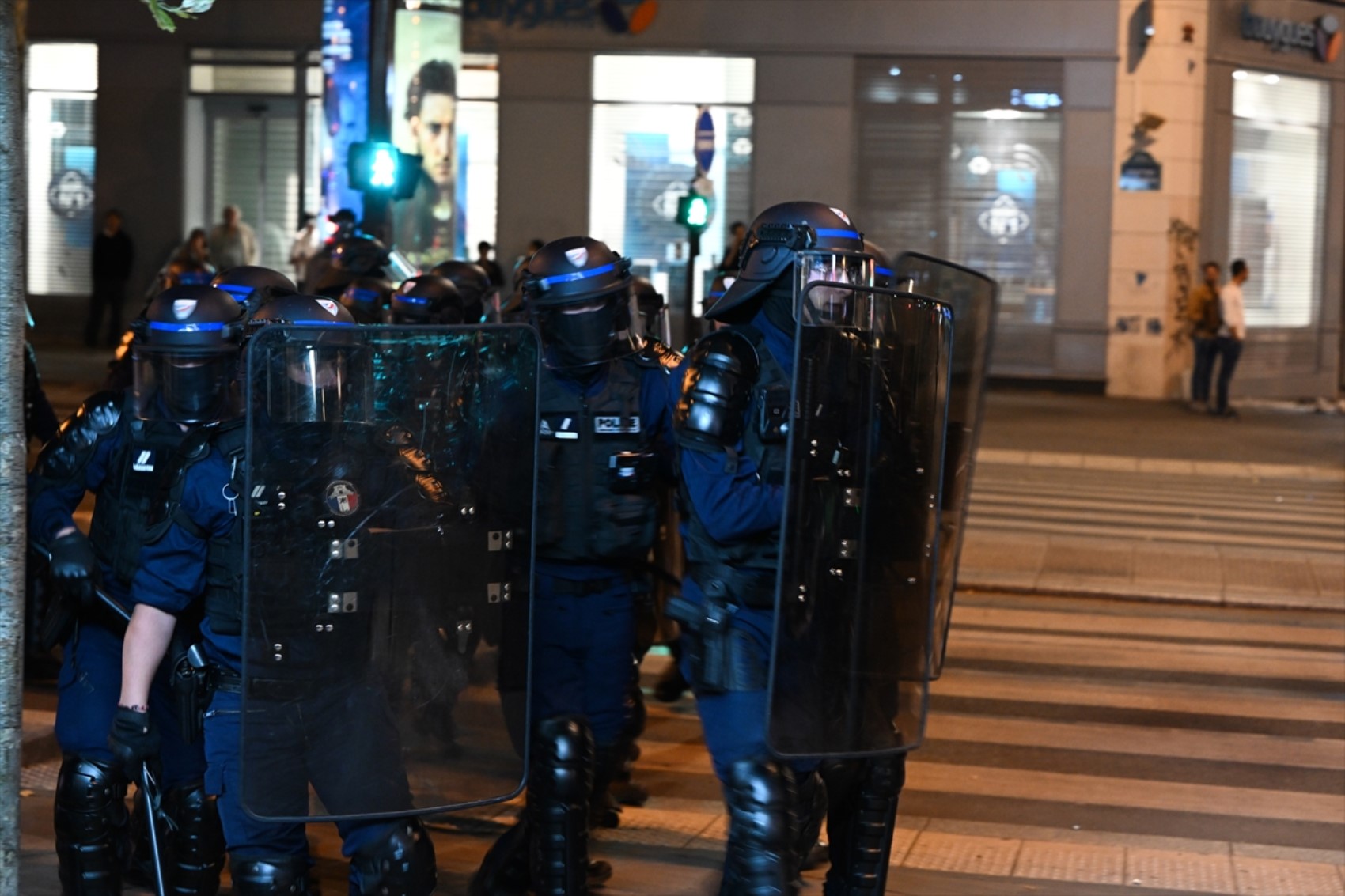 Paris sokakları karıştı: Polisten aşırı sağ karşıtlarına biber gazıyla müdahale