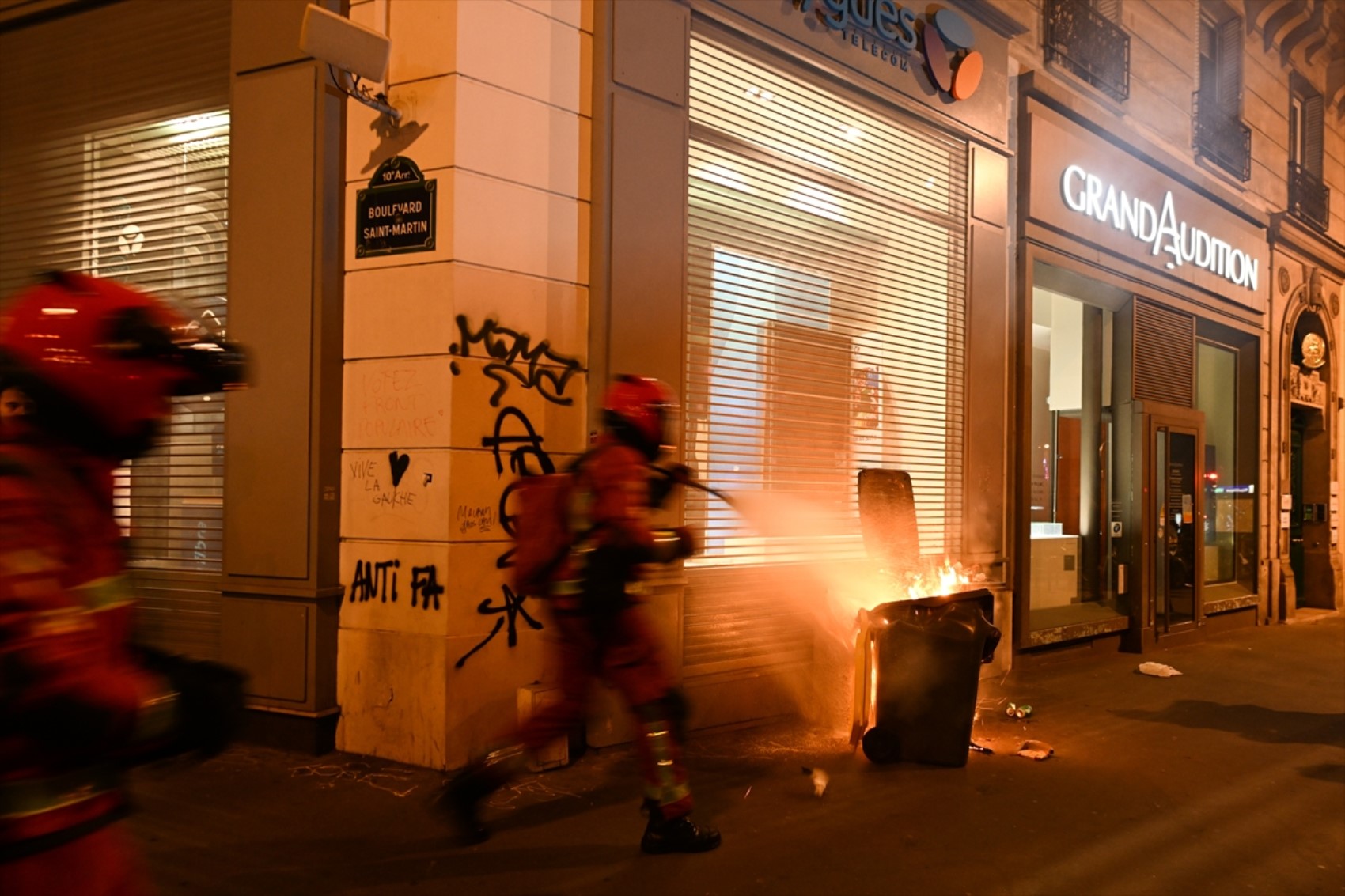 Paris sokakları karıştı: Polisten aşırı sağ karşıtlarına biber gazıyla müdahale