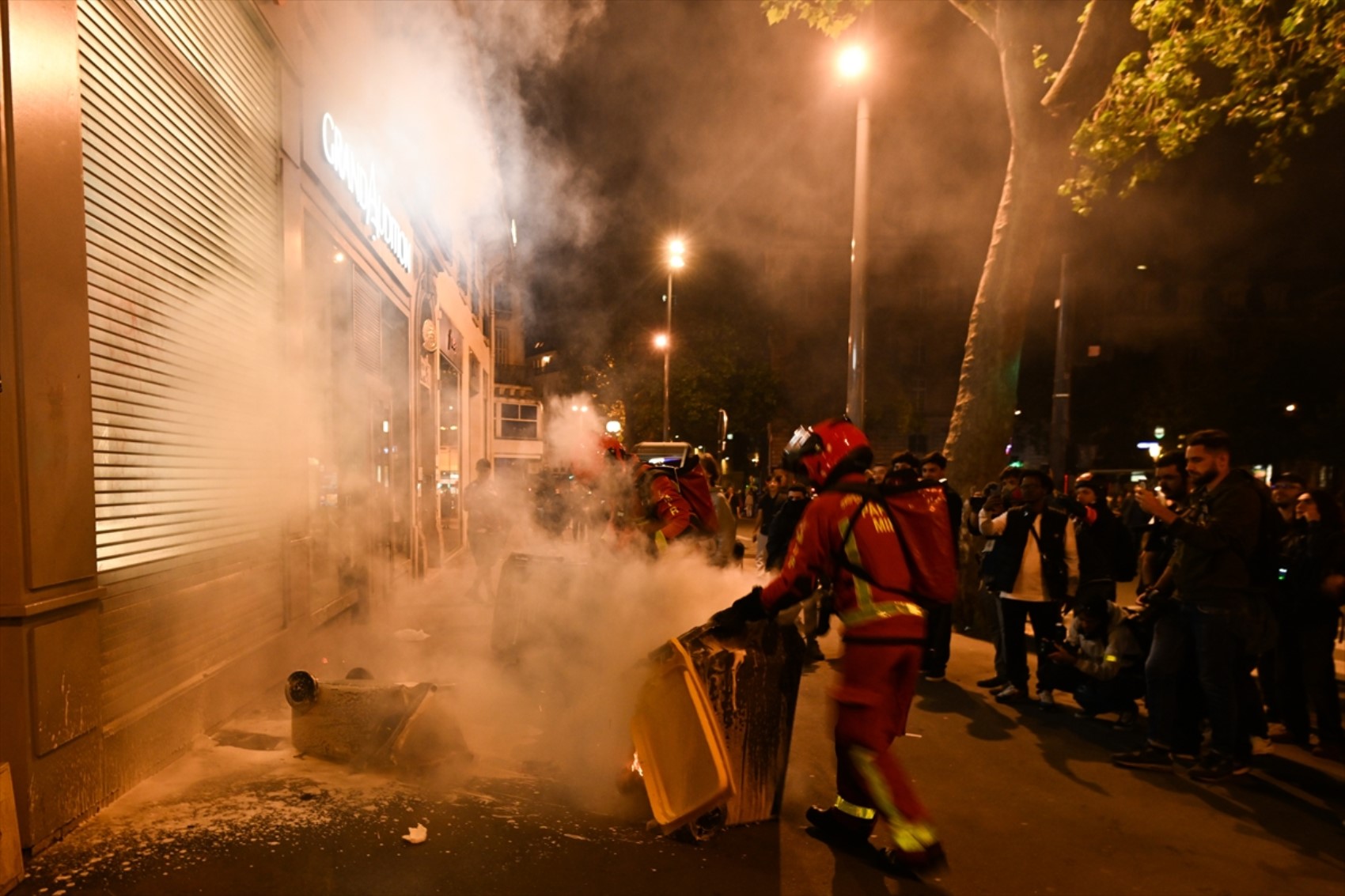 Paris sokakları karıştı: Polisten aşırı sağ karşıtlarına biber gazıyla müdahale