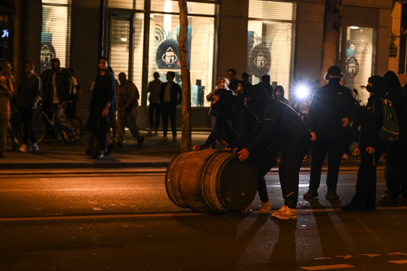 Paris sokakları karıştı: Polisten aşırı sağ karşıtlarına biber gazıyla müdahale