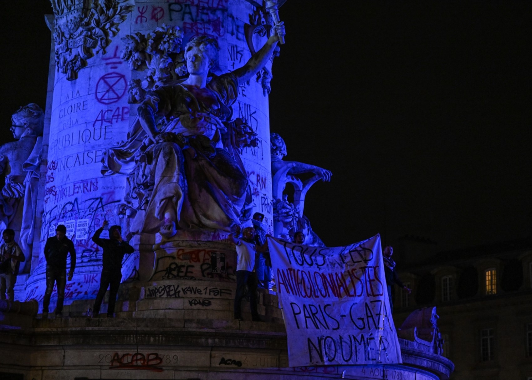 Paris sokakları karıştı: Polisten aşırı sağ karşıtlarına biber gazıyla müdahale