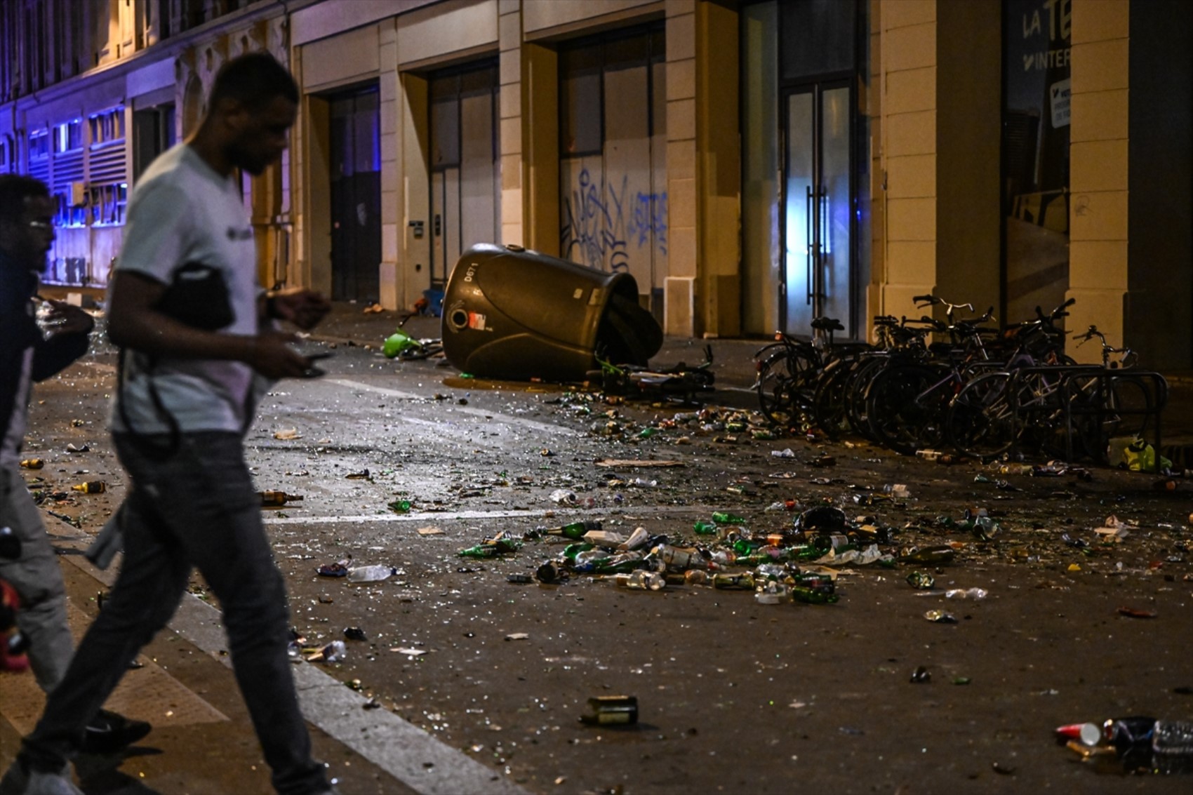 Paris sokakları karıştı: Polisten aşırı sağ karşıtlarına biber gazıyla müdahale