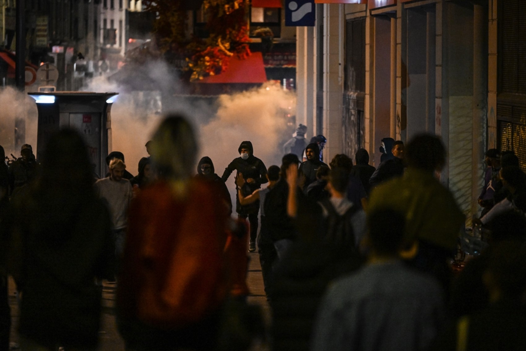 Paris sokakları karıştı: Polisten aşırı sağ karşıtlarına biber gazıyla müdahale